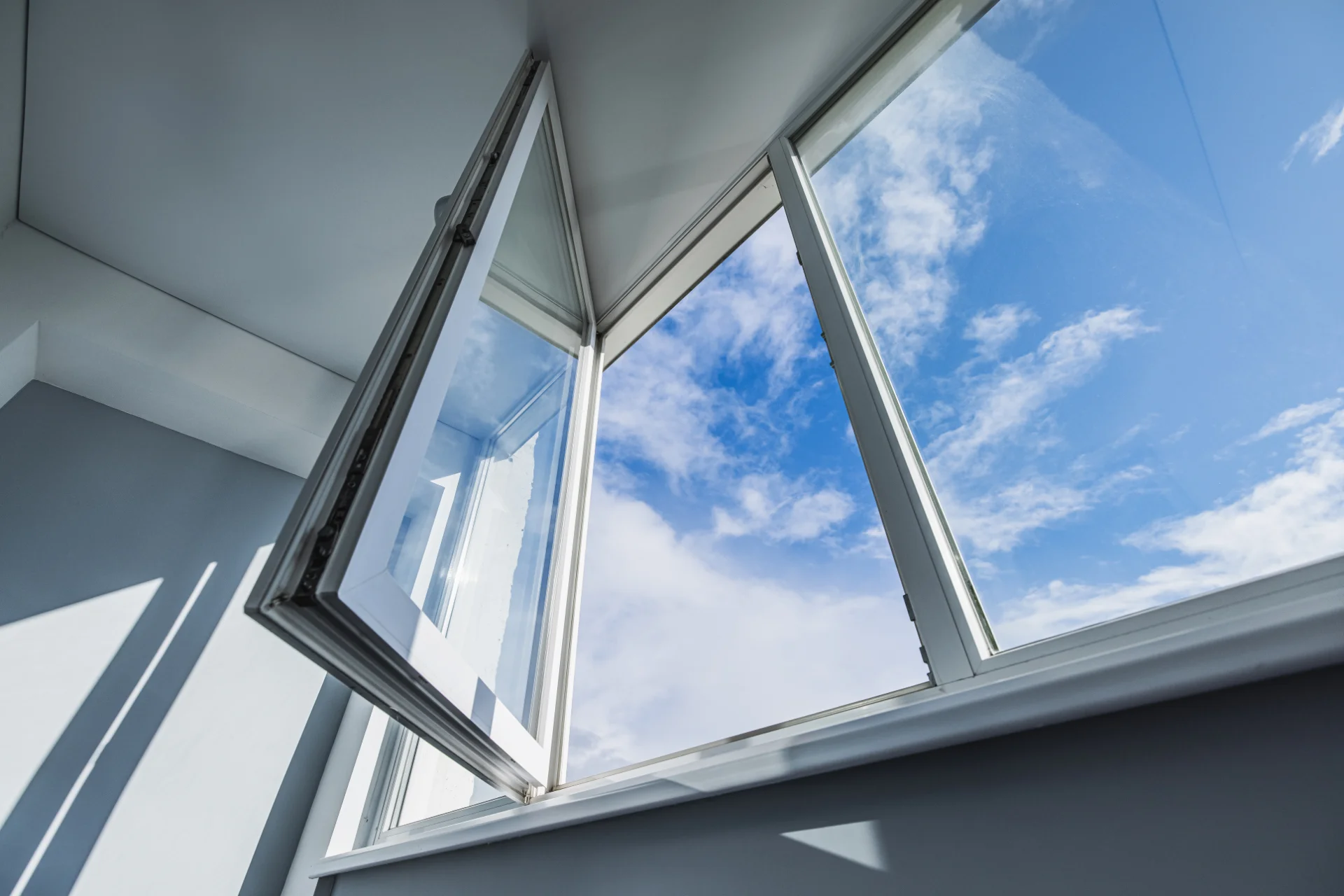 VLX 80 Casement Window in Greenacres, FL | TruePane Windows & Doors - detail 1